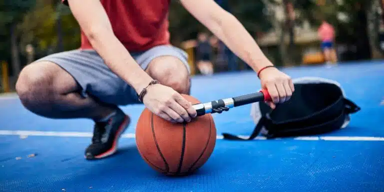 gonfler un ballon de basket