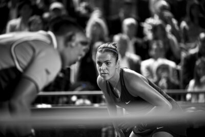 Jasmine Paolini concentrée sur le court de tennis à Rome