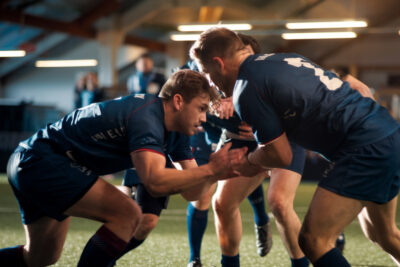 Joueurs de rugby en tenue sur terrain avant match Pro D2