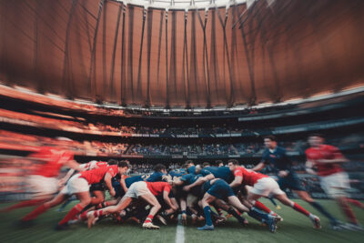 Stade du Vélodrome bondé, joueurs de rugby en mêlée intense, essais spectaculaires marqués
