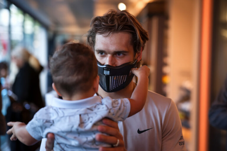 Alexander Zverev soulevant un trophée à Roland-Garros, réalisant enfin son rêve de Grand Chelem.