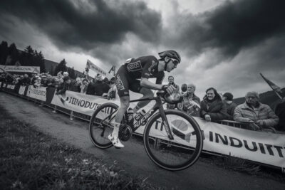 Cycliste franchissant la ligne d'arrivée de la troisième étape du Tour de Suisse 2026.