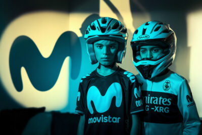 Deux cyclistes jeunes signent leur contrat de transfert surprise entre Movistar et UAE Team Emirates.