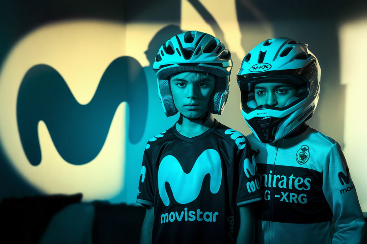 Deux cyclistes jeunes signent leur contrat de transfert surprise entre Movistar et UAE Team Emirates.