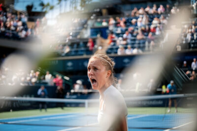 Sabalenka surprise pendant un match, exprimant son émotion face à la puissance de jeu.