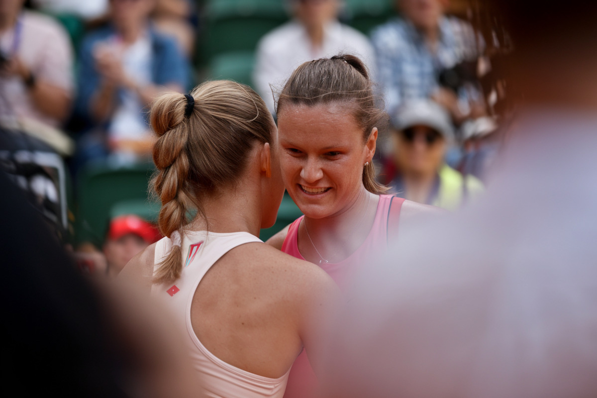 Deux joueuses de tennis face à face sur le court de Roland-Garros