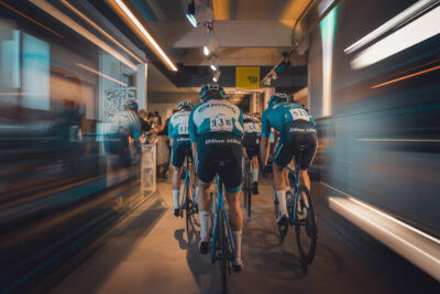 Pogacar en maillot de leader, dominant le peloton sur les routes montagneuses suisses.