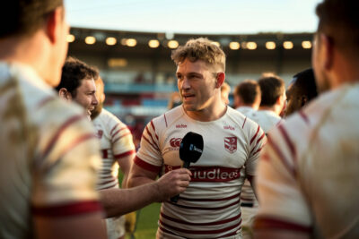 Joueurs de Bordeaux-Bègles quittant le terrain après leur élimination de la compétition.