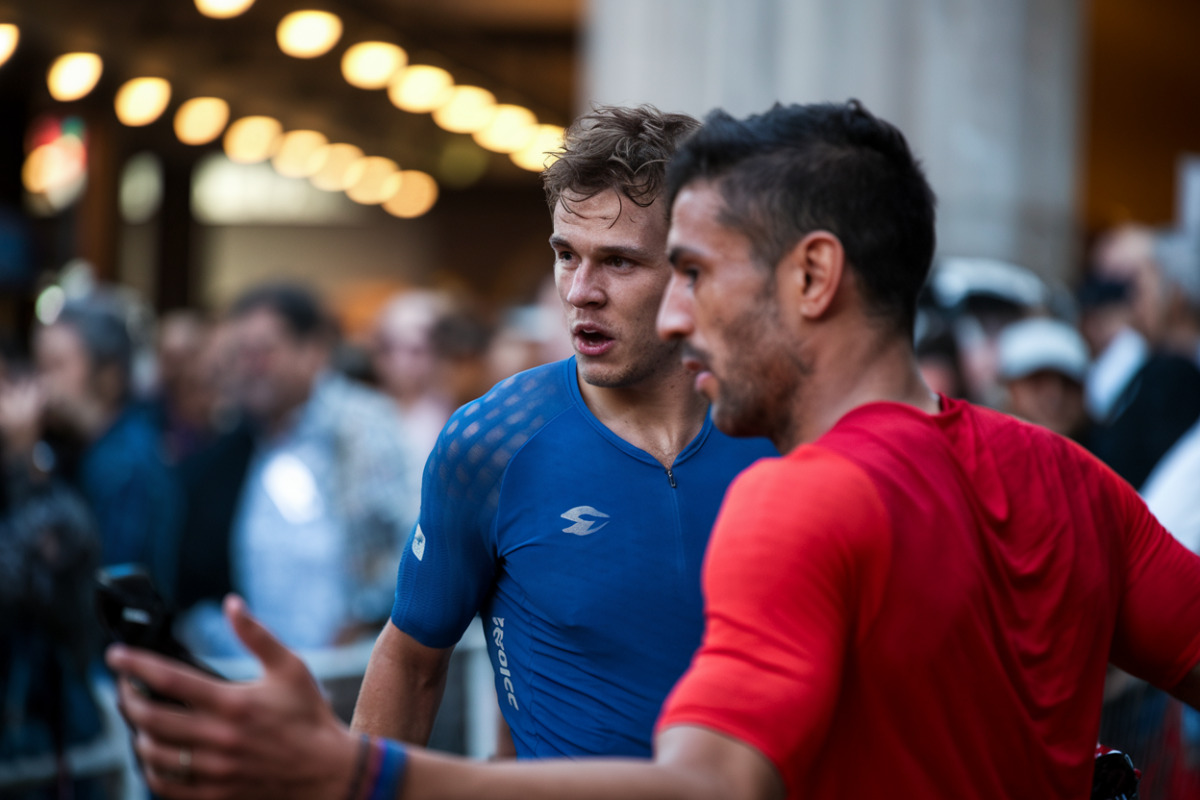 Cycliste Alex Baudin franchissant la ligne d'arrivée de l'étape 1 en Auvergne-Rhône-Alpes.