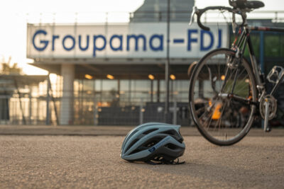 Cycliste Grégoire en tenue Groupama-FDJ signant son nouveau contrat