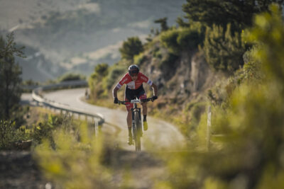 Coureurs du Tour de France 2026 affrontant les pentes montagneuses entre Lannelezan et Pau.