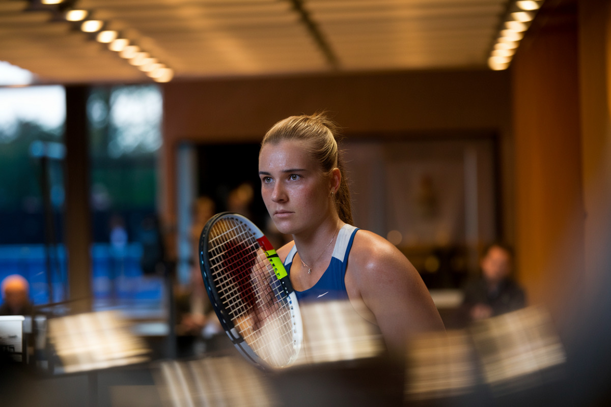 Mirra Andreeva brandissant le trophée de Roland-Garros à vingt-deux ans, souriante.