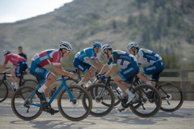 Jeune cycliste en maillot UAE Team Emirates convoité par Movistar pour transfert.