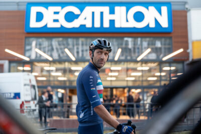 Romain Bardet discutant de son projet Decathlon avec son entraîneur Paul Seixas.
