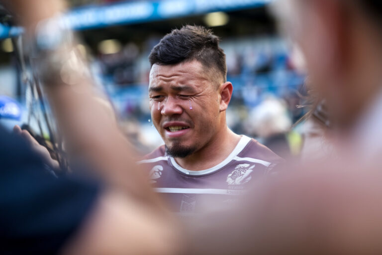 Tanginoa Halaifonua en action lors du match Stade Français contre La Rochelle au rugby.