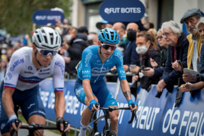Cycliste Wout Van Aert abandonnant la course du Tour de France 2026.