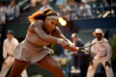 Serena Williams en tenue de tennis sur le court central de Wimbledon, concentrée.