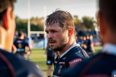 Deux équipes de rugby s'affrontant en finale sous supervision arbitrale biterroise stricte.