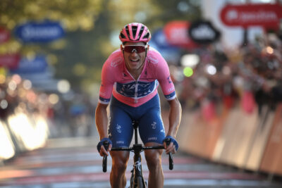 Cycliste en maillot rose leader du Giro d'Italie, paysages italiens montagneux