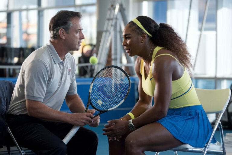 Serena Williams sur le court, racquette à la main, incarnant le comeback au tennis professionnel.