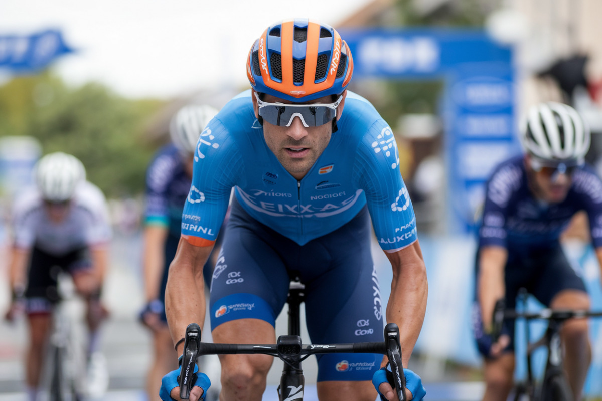 Cycliste Paul Seixas perdant du temps lors du chrono par équipes du Tour Auvergne-Rhône-Alpes.