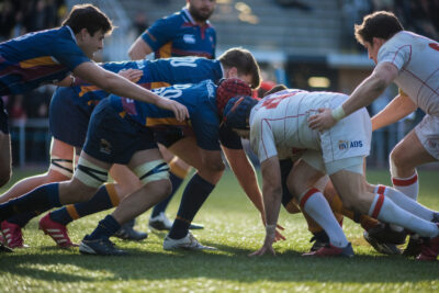 Joueurs de la Section Paloise et du Racing 92 s'affrontent lors des demi-finales du Top 14 rugby.