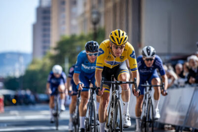 Coureur cycliste abandonnant le Tour de France, ses deux équipiers continuent la course.