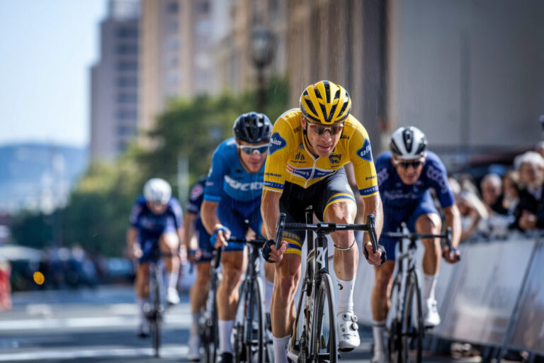 Coureur cycliste abandonnant le Tour de France, ses deux équipiers continuent la course.