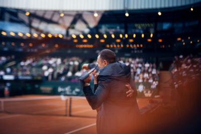 Deux joueurs de tennis face à face en demi-finale à Roland-Garros, Arnaldi et Cobolli.