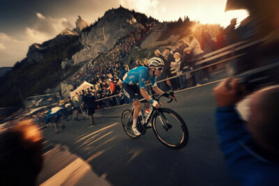 Pogacar en tête solitaire sur route alpine, dominateur du Tour de Suisse cycliste.