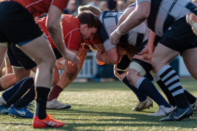 Joueurs de rugby attendant sous le soleil brûlant pendant l'arrêt du match.