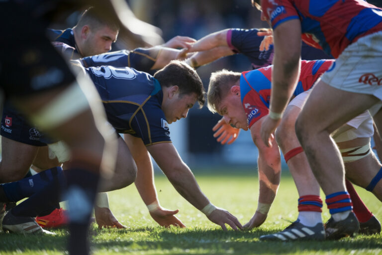 Joueurs de rugby en mêlée intense, UBB et Clermont s'affrontent pour les places Top 14.