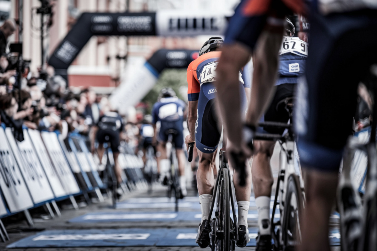 Anthon Charmig franchissant la ligne d'arrivée de l'étape 2, bras levés en victoire.