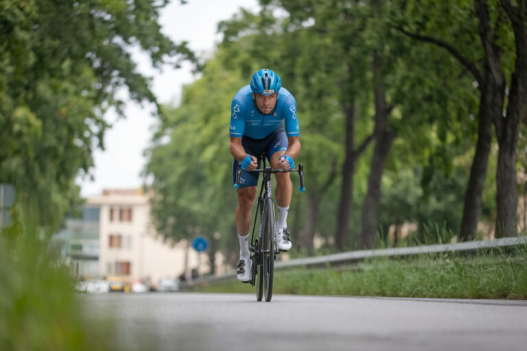 Équipe cycliste Groupama-FDJ confrontée à des conflits internes et à l'absence de David Gaudu.