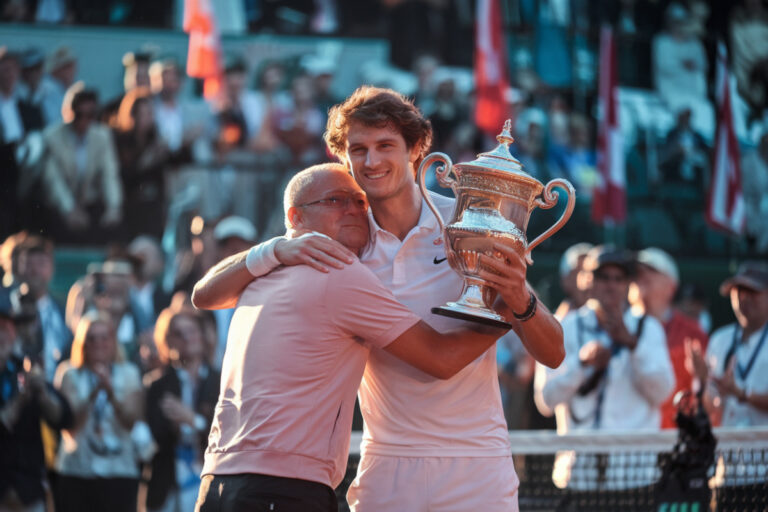 Alexander Zverev brandissant le trophée de Roland-Garros, accomplissant son défi Grand Chelem.
