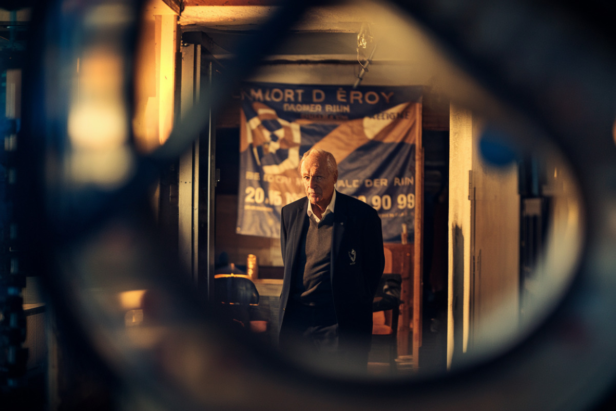 Portrait d'Éric Roy en tenue de rugby, légende française du ballon ovale décédée.