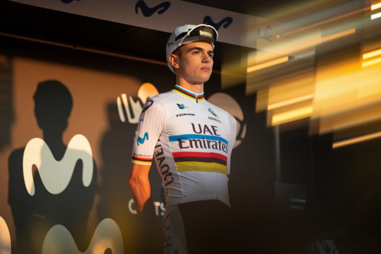 Jeune cycliste signant contrat avec Movistar, quittant les couleurs bleu UAE Team Emirates.