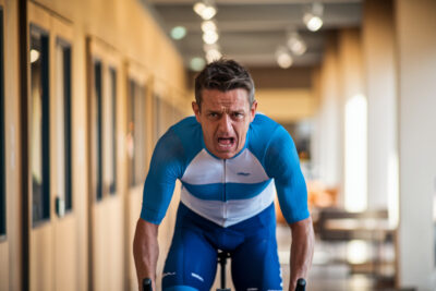 Un cycliste français en équipement de route complète son périple de 4 400 kilomètres.