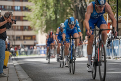 Cycliste Alex Baudin défait, échappée de cent quatre-vingts kilomètres, peloton regroupé en course.