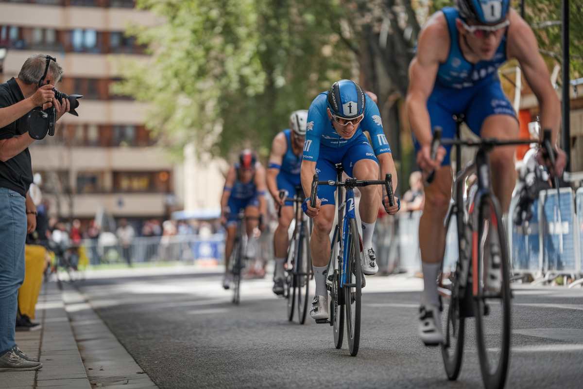 Cycliste Alex Baudin défait, échappée de cent quatre-vingts kilomètres, peloton regroupé en course.