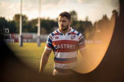 Enzo Hervé en tenue de l'USM Castres, souriant lors de sa présentation officielle.