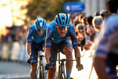 Pogacar dominant la troisième étape du Tour de France 2026, Seixas impressionnant en arrière-plan.