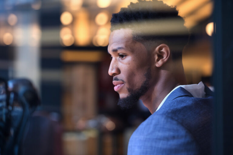 Kentavious Caldwell-Pope en maillot des Philadelphia 76ers, souriant après sa signature.
