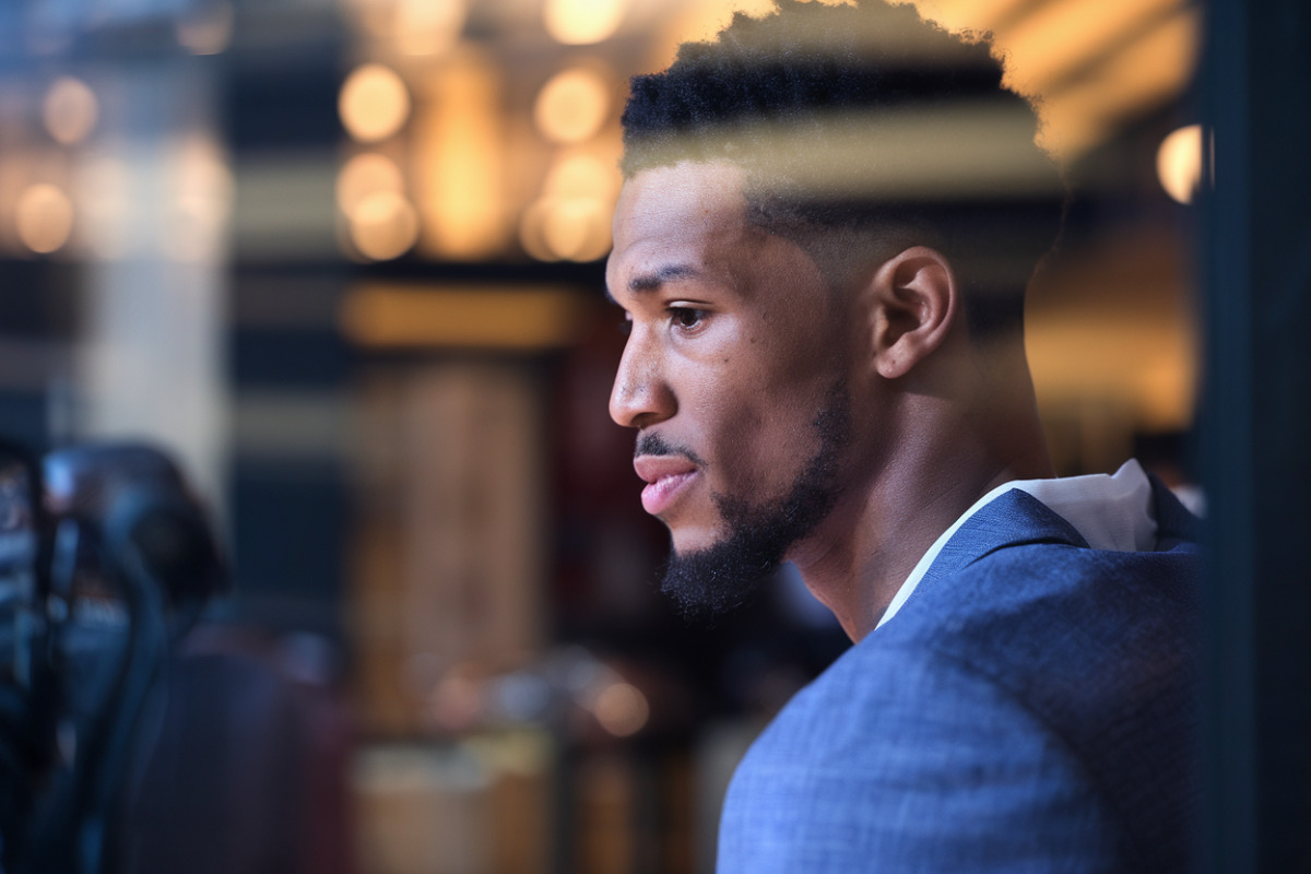 Kentavious Caldwell-Pope en maillot des Philadelphia 76ers, souriant après sa signature.