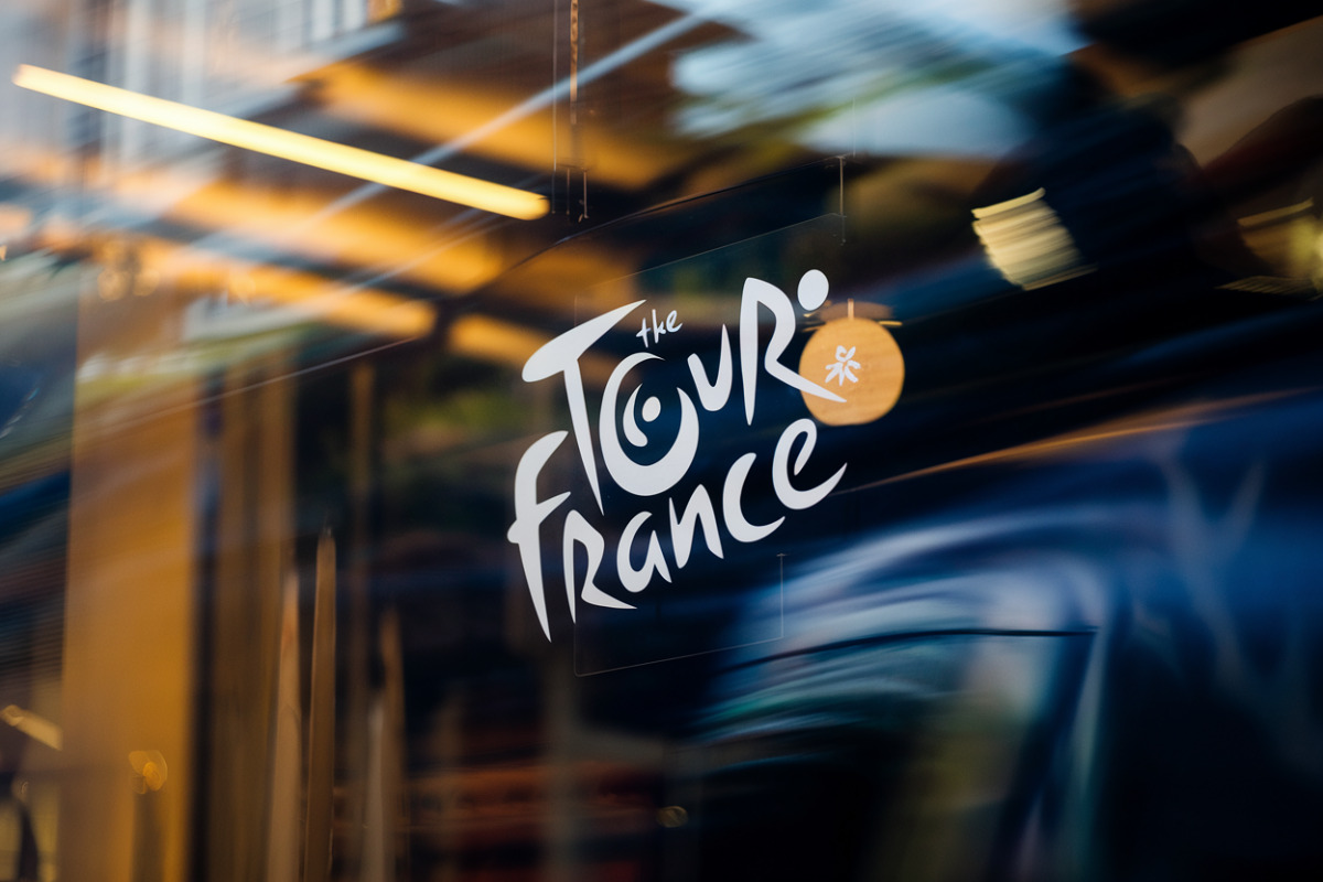 Cycliste Seixas gravissant route sinueuse montagne Alpine lors étape décisive Tour France.