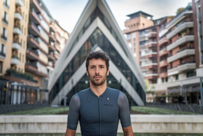 Mauro Gianetti en conférence de presse expliquant les scandales dopage UAE Emirates cyclisme.