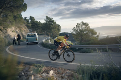 Cycliste professionnel passant un test antidopage en laboratoire officiel moderne.
