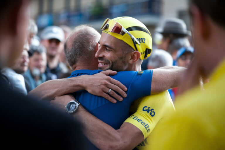Cyclistes affrontant des pentes exigeantes lors du Tour de France 2026 en montagne.