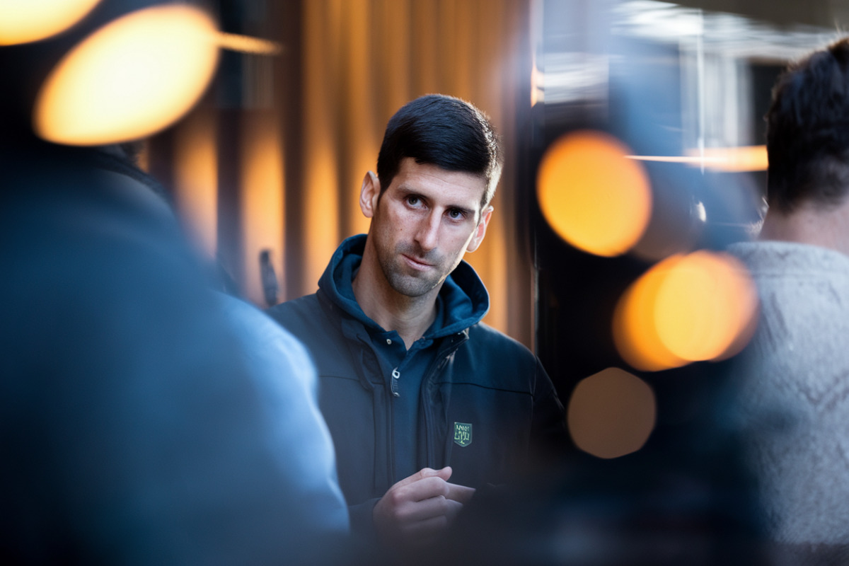 Djokovic scrutant attentivement des séquences vidéo des coups révolutionnaires de Sinner.