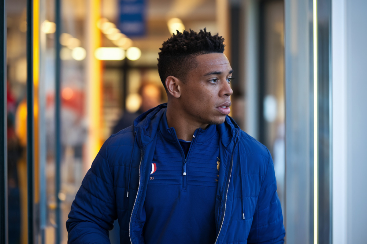 Deux équipes de rugby jeunes en mêlée, France affrontant Australie en Coupe du monde.